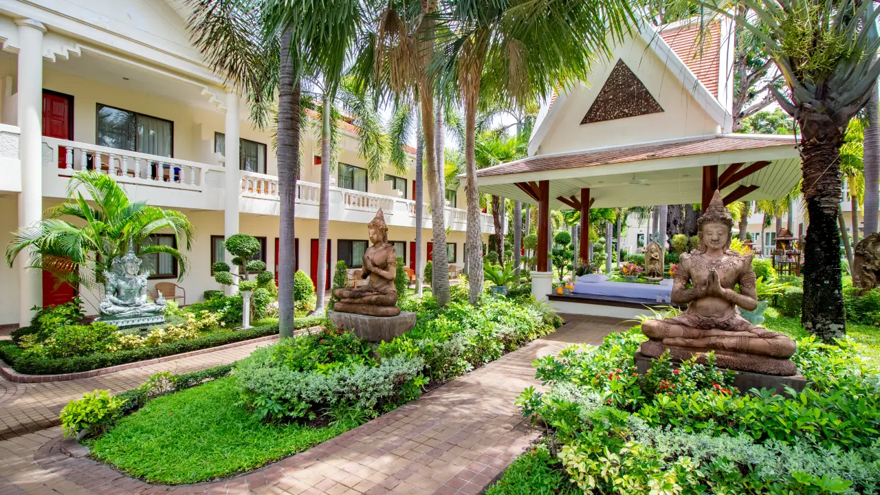 luxury resort outdoor spa massage 02