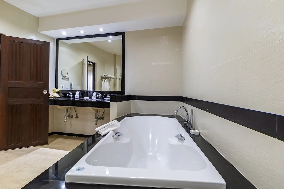 thaigardenresort-pattaya-2-bedroom-suite-pool-view-bathroom-tub thaigardenresort-pattaya-2-bedroom-suite-pool-view-bathroom-tub