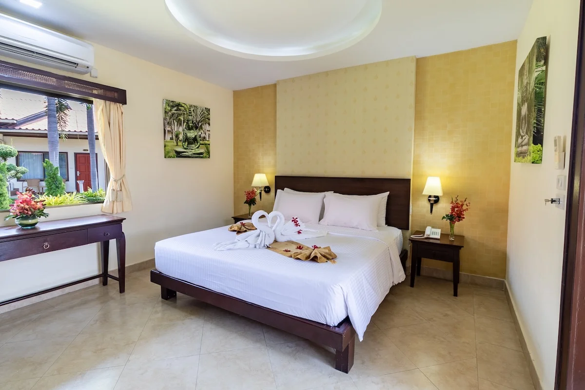 thaigardenresort-pattaya-deluxe-bungalow-room-angle1