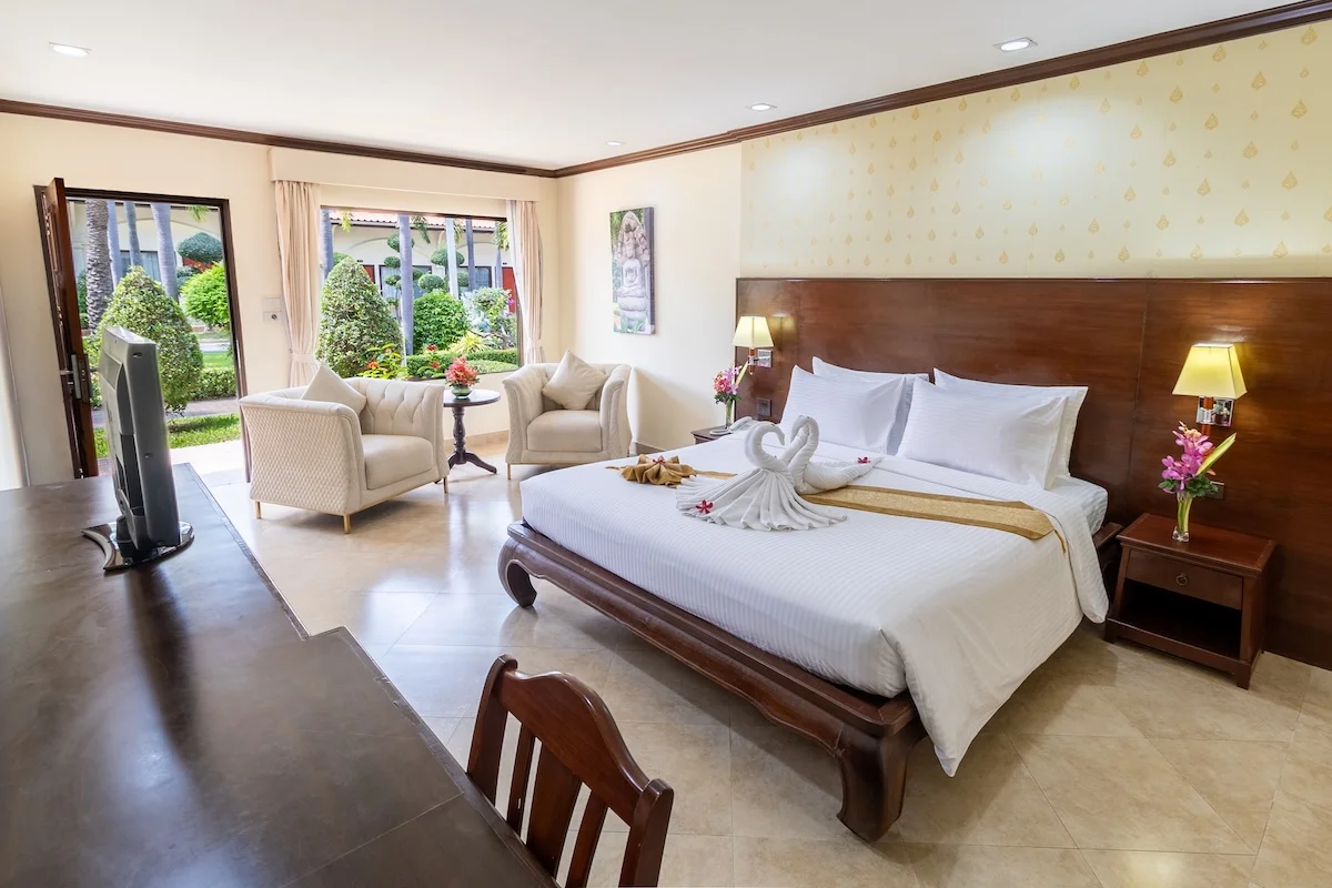 thaigardenresort-pattaya-deluxe-room-garden-view-king-bed-luxury