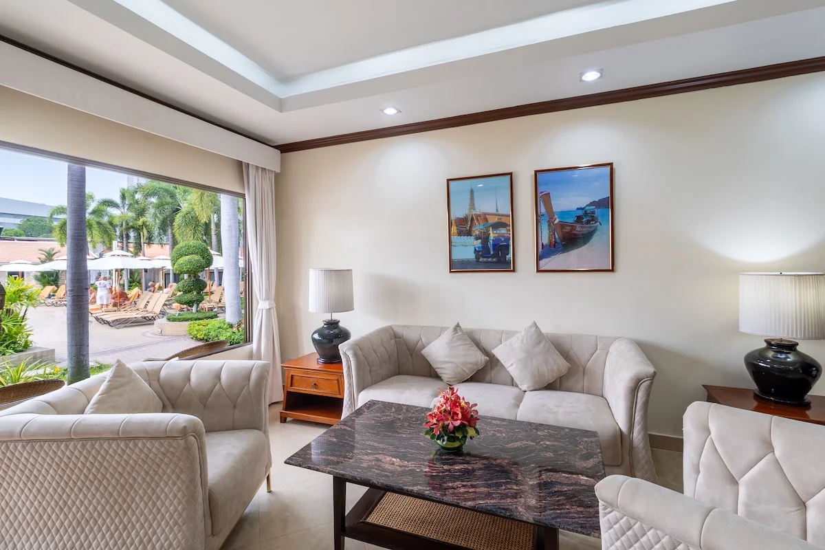 thaigardenresort-pattaya-one-bedroom-junior-suite-pool-view-king-living-sofa